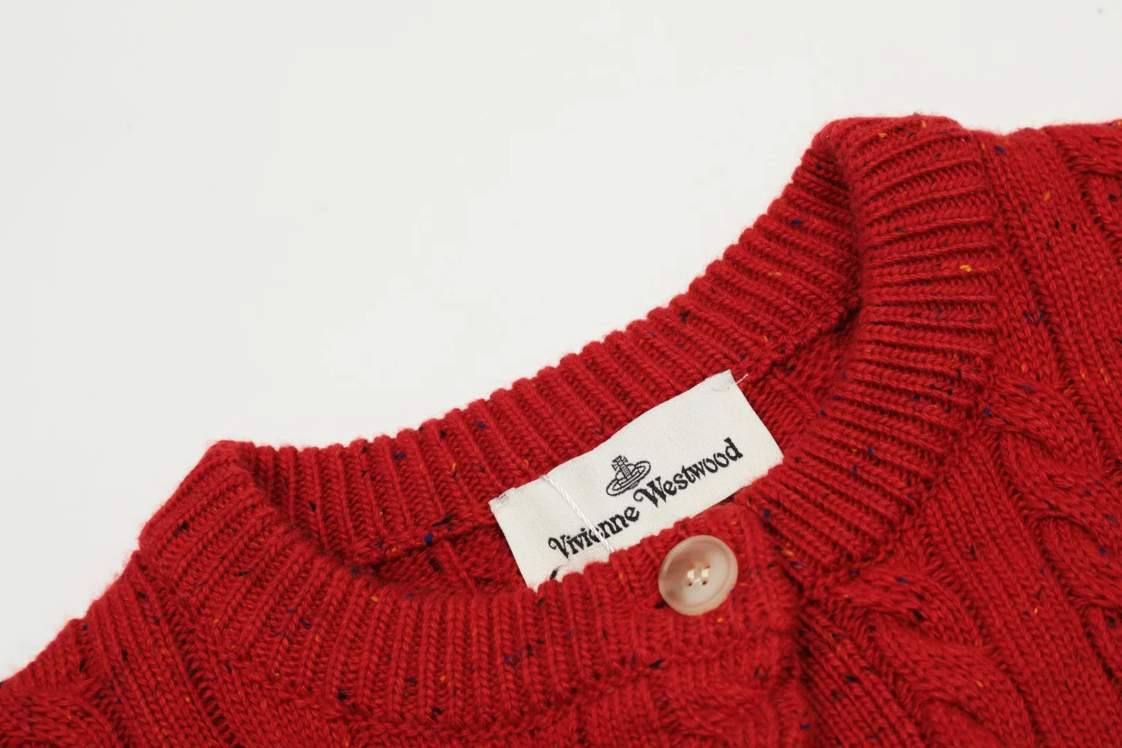 VIVI112 vivienne west wood Vivienne heavy-duty twist multi-color classic cardigan knitted sweater wool 2024 autumn latest style 🧩 15% merino cotton wool 85% wool blend 🧩Correct Italian 🇮🇹100% wool washed wheat logo Size: S -M- L Color: White, Dark Gray, Blue